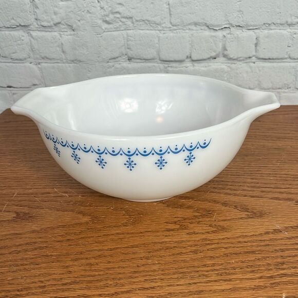 Pyrex 443 Snowflake Garland Cinderella Mixing Bowl 2 1/2 qt blue on white - Picture 1 of 6